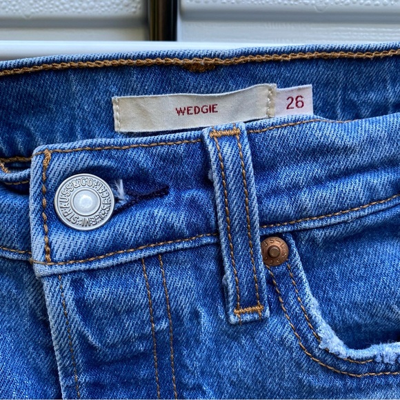 Levi’s Wedgie Jeans Distressed High Rise Button Fly Medium Wash - Picture 3 of 8